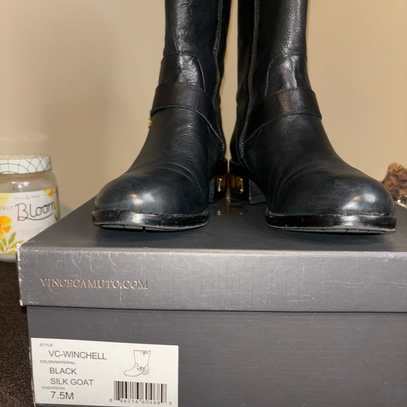 Black boots; gold hardware w/inside zipper; very nice & comfortable. - Picture 5 of 15